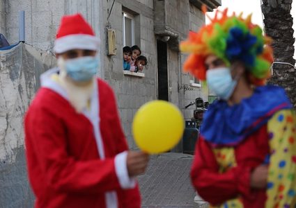 مواطنون يرتدون زي بابا نويل في خانيونس