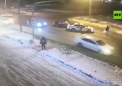 شرطة المرور الروسية تنقذ مارة من موت محقق