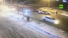 شرطة المرور الروسية تنقذ مارة من موت محقق