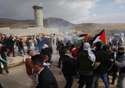 قوات الاحتلال تقمع مسيرة سلفيت الأسبوعية المنددة بالاستيطان