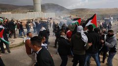 قوات الاحتلال تقمع مسيرة سلفيت الأسبوعية المنددة بالاستيطان