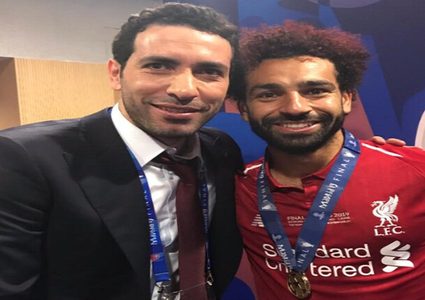 بالفيديو:  أبو تريكة يتعرض لهجوم بسبب محمد صلاح