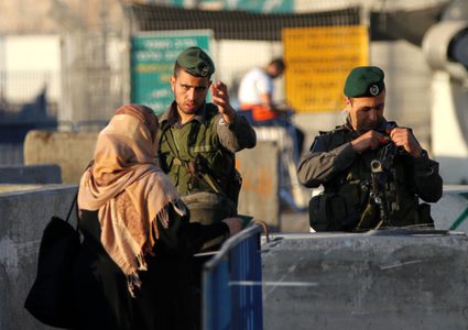 القدس: قوات الاحتلال تعيق حركة المواطنين على حاجز حزما