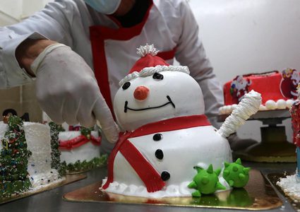 الشيف أحمد البطة يصنع كيك لاحتفالات عيد الميلاد بمتجره بخانيونس