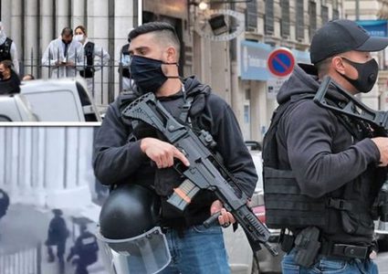 اقتحام سيارة لكنيسة في فرنسا