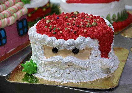 الشيف أحمد البطة يصنع كيك لاحتفالات عيد الميلاد بمتجره بخانيونس