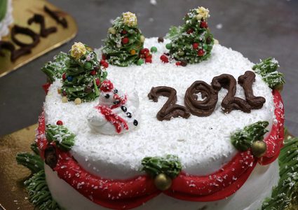 الشيف أحمد البطة يصنع كيك لاحتفالات عيد الميلاد بمتجره بخانيونس