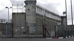 إدارة سجن "ريمون" تنقل ثلاثة من ممثلي الأسرى إلى عزل "أيلا"