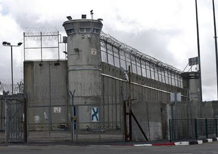 إدارة سجن "ريمون" تنقل ثلاثة من ممثلي الأسرى إلى عزل "أيلا"