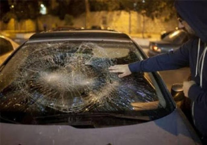 مستوطنون يهاجمون مركبات المواطنين قرب حوارة جنوب نابلس
