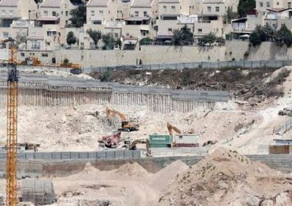 الاحتلال يبدأ عمليات حفر وبناء بشارع الشهداء في الخليل