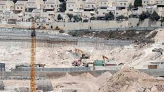 الاحتلال يبدأ عمليات حفر وبناء بشارع الشهداء في الخليل