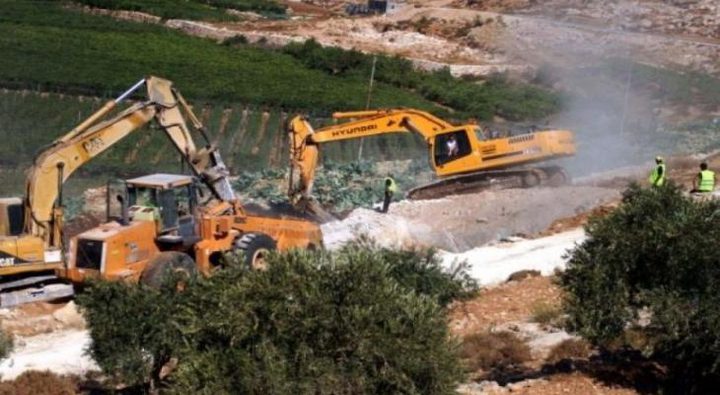 قوات الاحتلال تخطر بهدم دفيئة زراعية غرب جنين