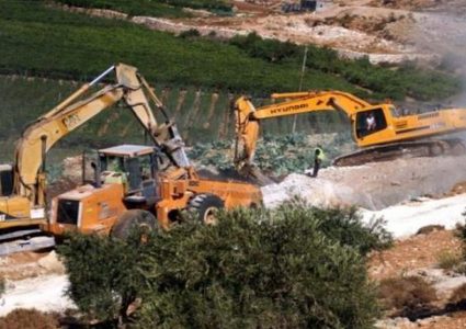 قوات الاحتلال تخطر بهدم دفيئة زراعية غرب جنين