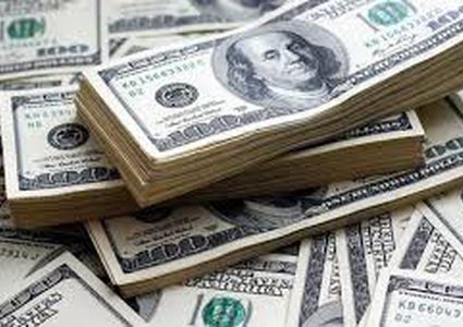 الدولار يهبط إلى قرب قاع عامين ونصف العام