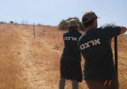 مستوطنون يسيجون أراضٍ بالأغوار الشمالية