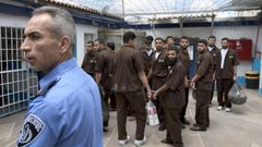 الاحتلال يؤجل إعطاء الأسرى في سجن "جلبوع" لقاح كورونا