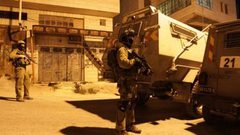 الاحتلال يداهم بلدة إذنا غرب الخليل ويفتش عددا من منازل المواطنين