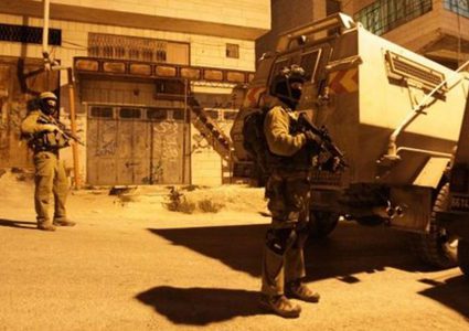 الاحتلال يداهم بلدة إذنا غرب الخليل ويفتش عددا من منازل المواطنين