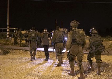 قوات الاحتلال تعتقل 17 مواطناً من الضفة