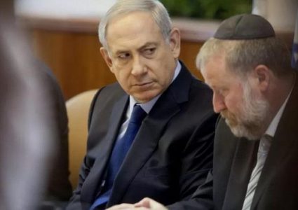 صحيفة: مندلبليت شكل فريقا سريا لبحث ملفات فساد نتنياهو
