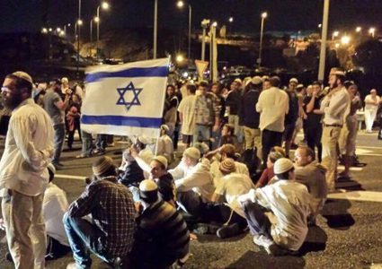 مستوطنون يحتشدون قرب مفترق مجمع مستوطنة "غوش عتصيون"