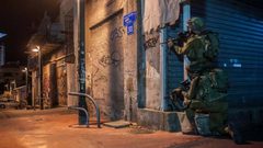 قوات الاحتلال تقتحم مدينة نابلس وتفتش عددا من المنازل