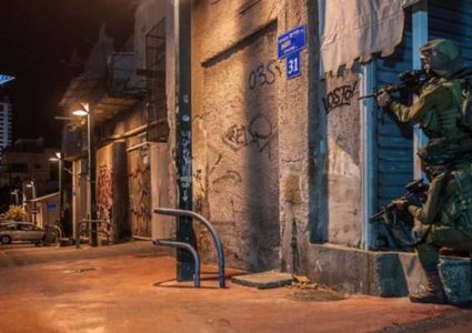 قوات الاحتلال تقتحم مدينة نابلس وتفتش عددا من المنازل