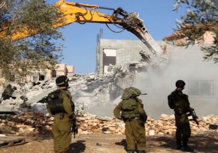 الاحتلال يهدم منزلا ومخزنين شرق يطا