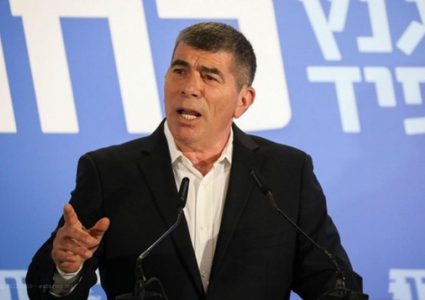 هآرتس: من المرجح أن يعلن اشكنازي عدم استمراره في أزرق أبيض
