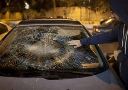 مستوطنون يهاجمون مركبات المواطنين بمحافظة نابلس