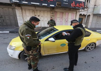 شرطة رام الله تغلق محلين تجاريين وتحرر مخالفات