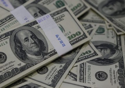 خبراء ينصحون بالابتعاد عن العملة الأمريكية