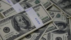 خبراء ينصحون بالابتعاد عن العملة الأمريكية