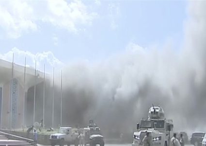 انفجار قوي في مطار عدن بالتزامن مع وصول الحكومة اليمنية الجديدة