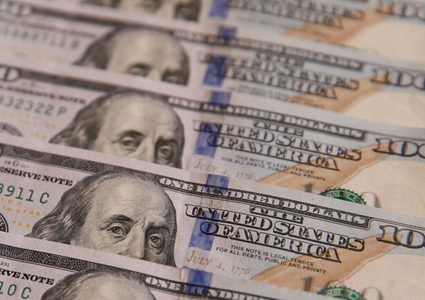 الدولار يتراجع إلى قرب قاع عامين ونصف العام