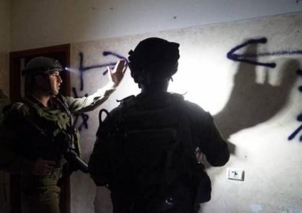 الاحتلال يأخذ قياسات منزلين في الزاوية