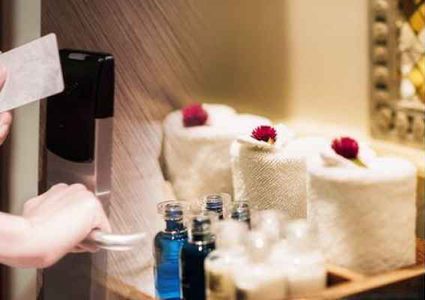 تقرير:الإسرائيليون يسرقون مناشف ومصابيح الفنادق الإماراتية