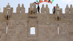 الاحتلال يزيل أعلام فلسطين ورايات فتح من بلدة سلوان بالقدس