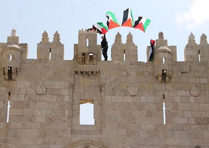 الاحتلال يزيل أعلام فلسطين ورايات فتح من بلدة سلوان بالقدس