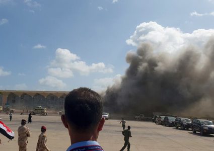 حكومة هادي تحمّل إيران مسؤولية قصف مطار عدن