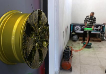 عمر العسولي أول شاب يعمل بالطباعة المائية في قطاع غزة