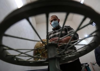 عمر العسولي أول شاب يعمل بالطباعة المائية في قطاع غزة