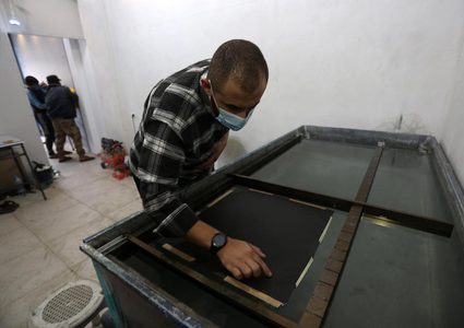 عمر العسولي أول شاب يعمل بالطباعة المائية في قطاع غزة