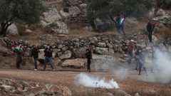 عشرات الإصابات بالغاز خلال قمع الاحتلال مسيرة بيت دجن شرق نابلس