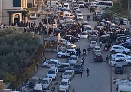 3 قتلى وعدة إصابات وإحراق محلات تجارية بشجار عائلي في كفر عقب