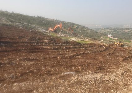 الاحتلال يجرف مساحات واسعة من اراضي المواطنين غرب سلفيت