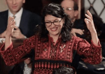 رشيدة طليب ترتدي ثوبا فلسطينيا أثناء أداء القسم بالكونغرس