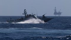 بحرية الاحتلال تستهدف مراكب الصيادين بقطاع غزة