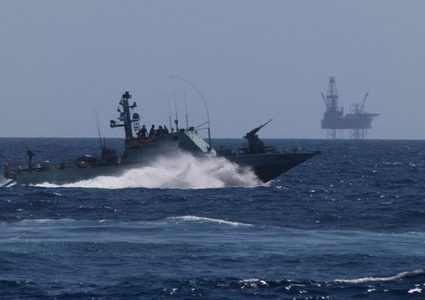 بحرية الاحتلال تستهدف مراكب الصيادين بقطاع غزة